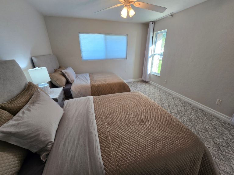 Schlafzimmer mit 2 Fullsize-Betten (á 1,40 x 200cm)